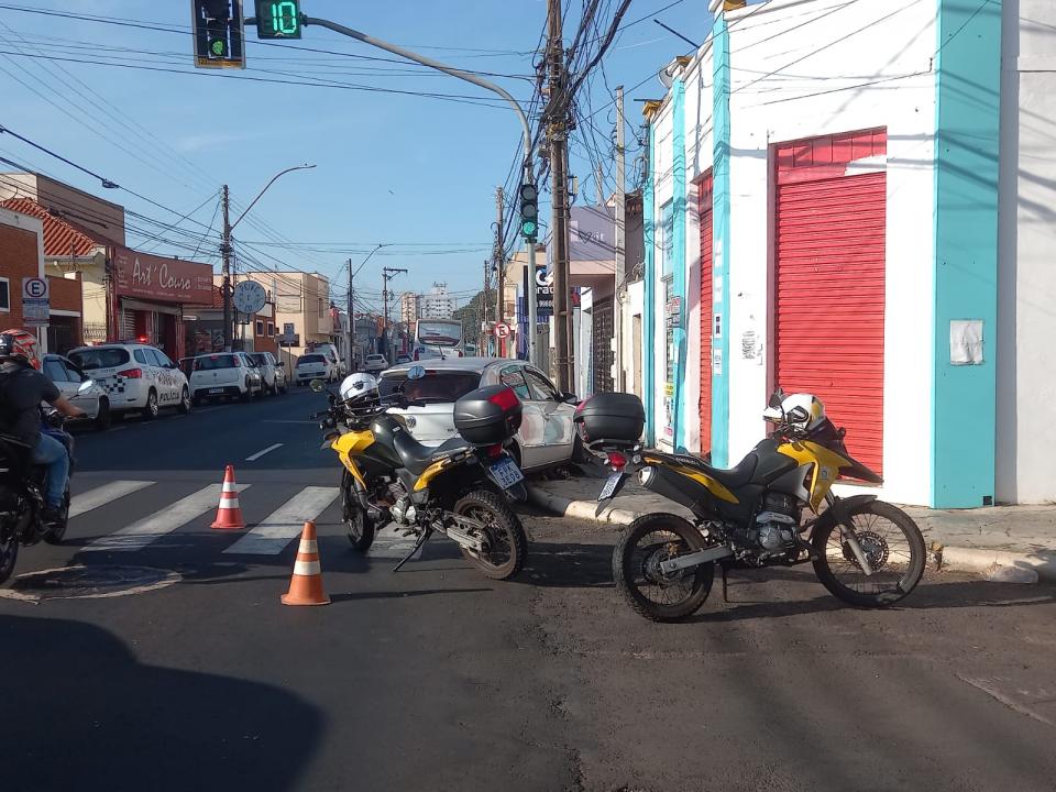 Foto 2 de 2 — Acidente deixa poste danificado no centro de Araraquara